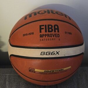 Molten GG6X Pre-owned Basketball Size 6/28.5 (Women   or U14 Boys)